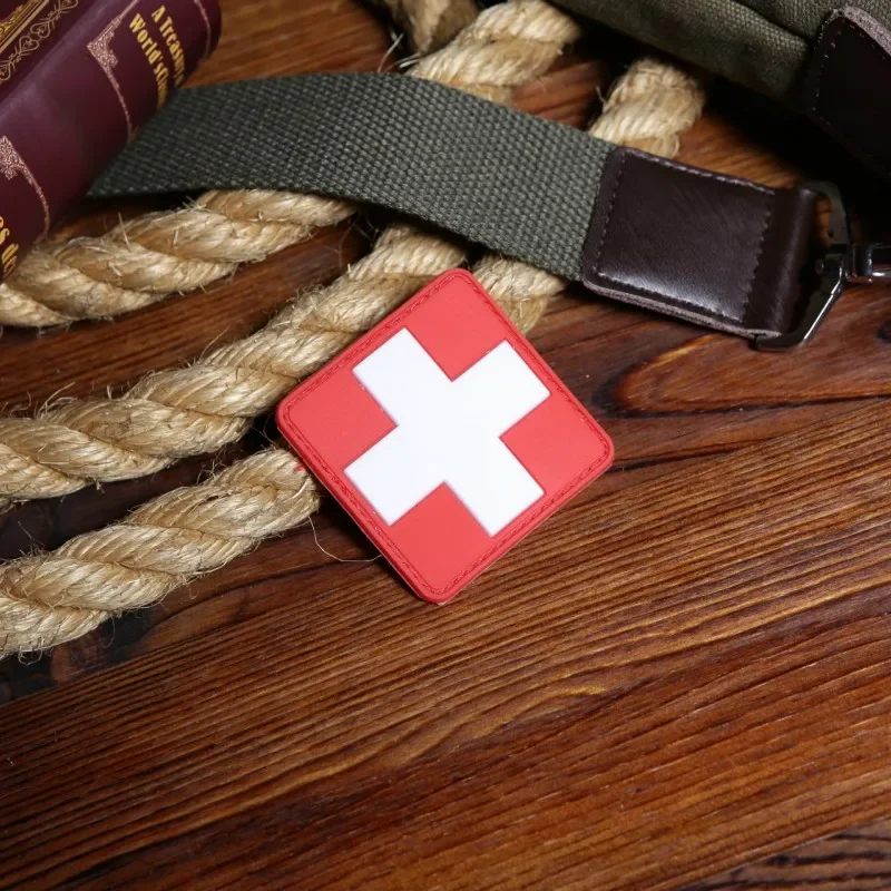 Parche médico Cruz Roja táctico PVC con adhesivo Velcro para uniforme - imagen 3