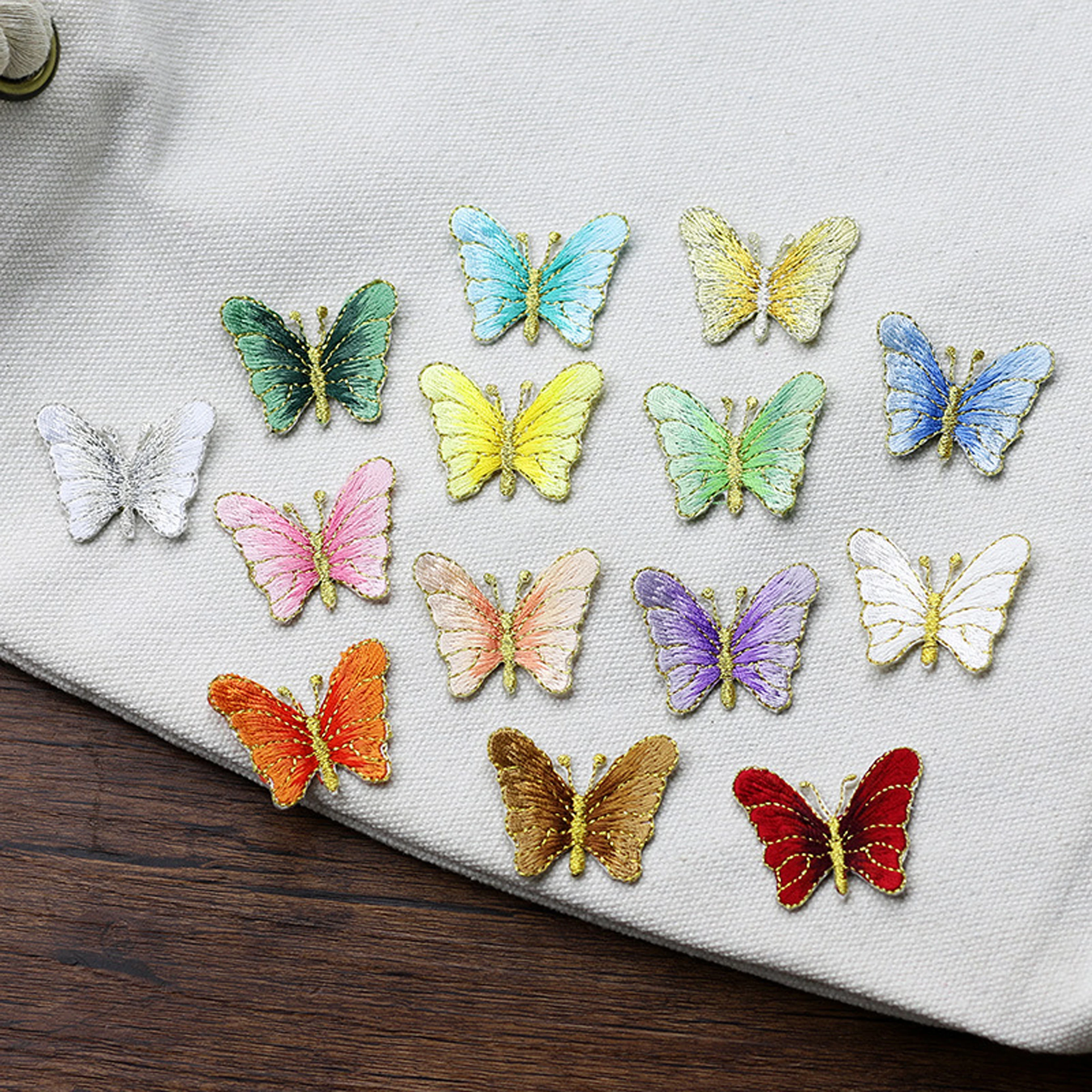 Detalle del bordado de mariposas