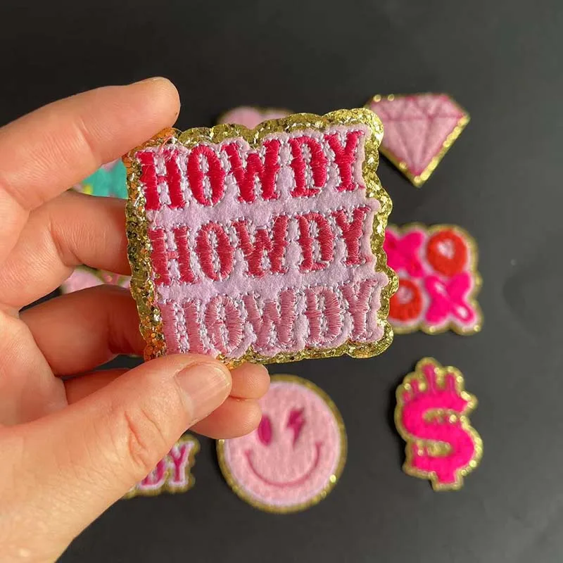 Parche chenilla bordado rosa Howdy con flor y mariposa - imagen 4