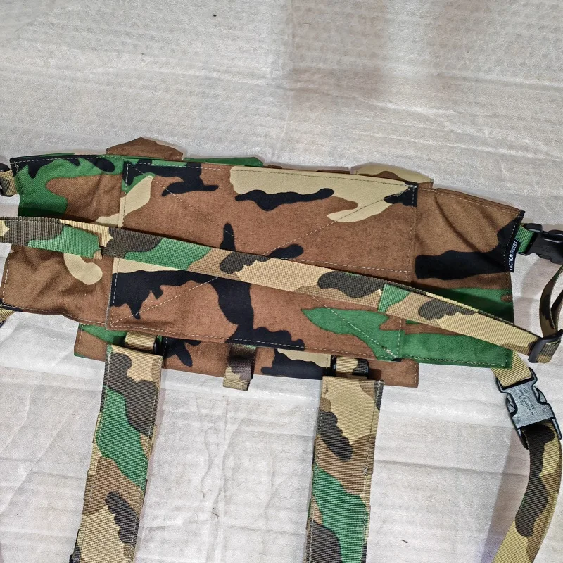 Arnés táctico woodland en uso