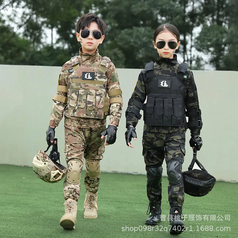 Niño con uniforme de camuflaje en entorno outdoor
