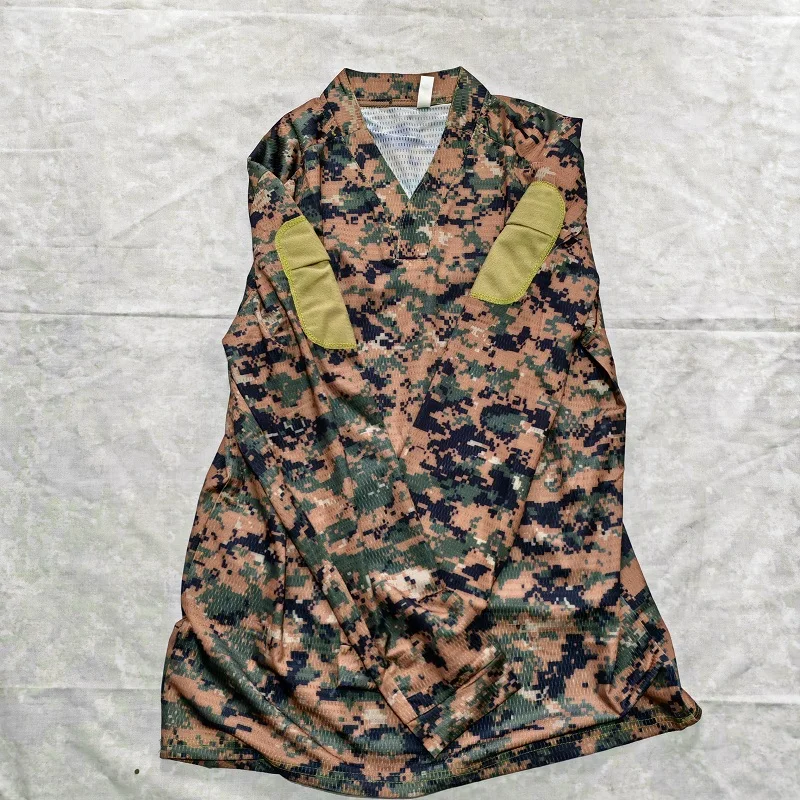 Detalle del acabado y la manga larga de la camiseta