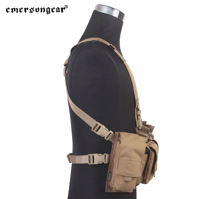Chaleco táctico Emersongear en uso durante actividad outdoor