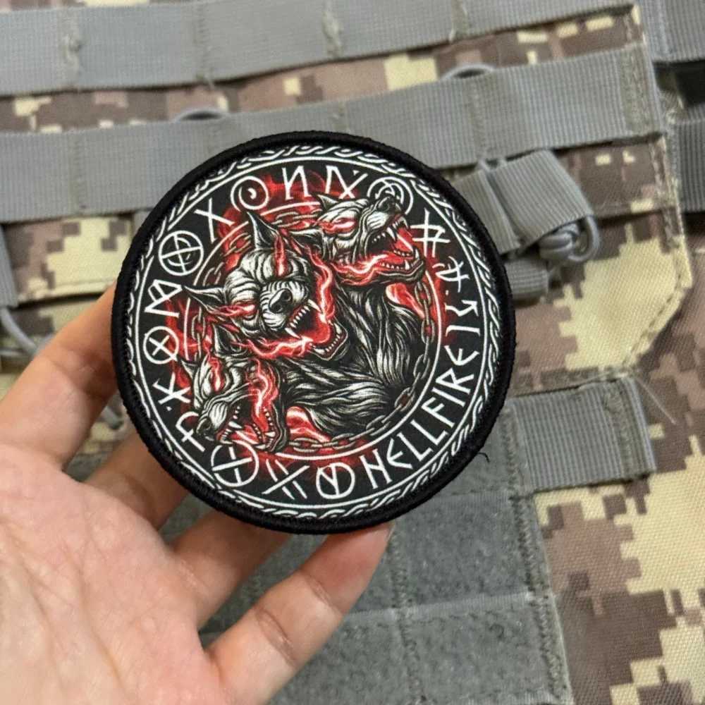 Parche Táctico Hellhound Runas Nórdicas con Velcro – Morale Tres Cabezas
