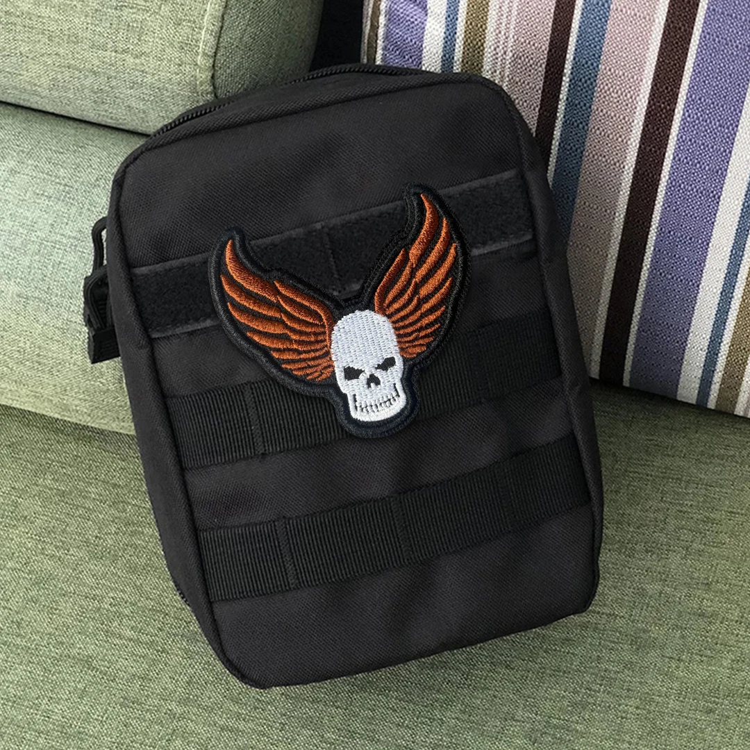 Parche bordado calavera alada vintage estilo motero – Velcro - imagen 3