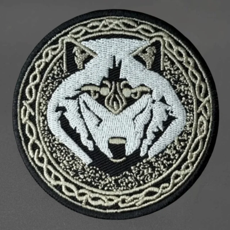 Detalle del parche bordado tipo lobo chevron