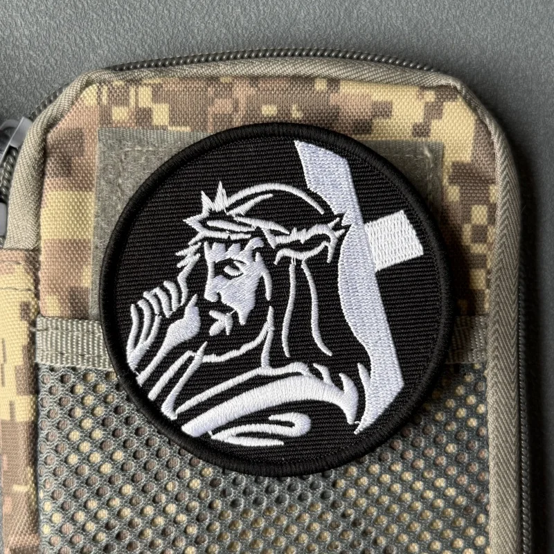 Parche bordado táctico Cruz de Jesucristo con velcro para mochilas - imagen 4