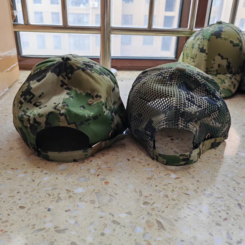 Conjunto de diez gorras exhibidas