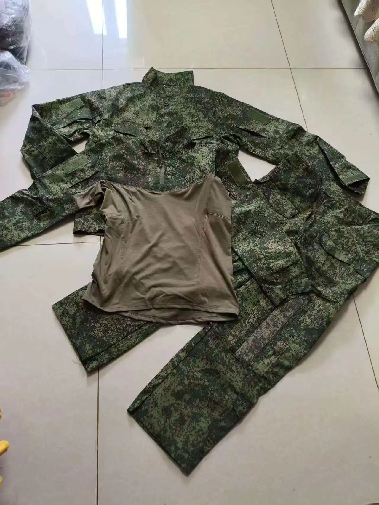 Conjunto camuflaje EMR con camisa, chaqueta y pantalones
