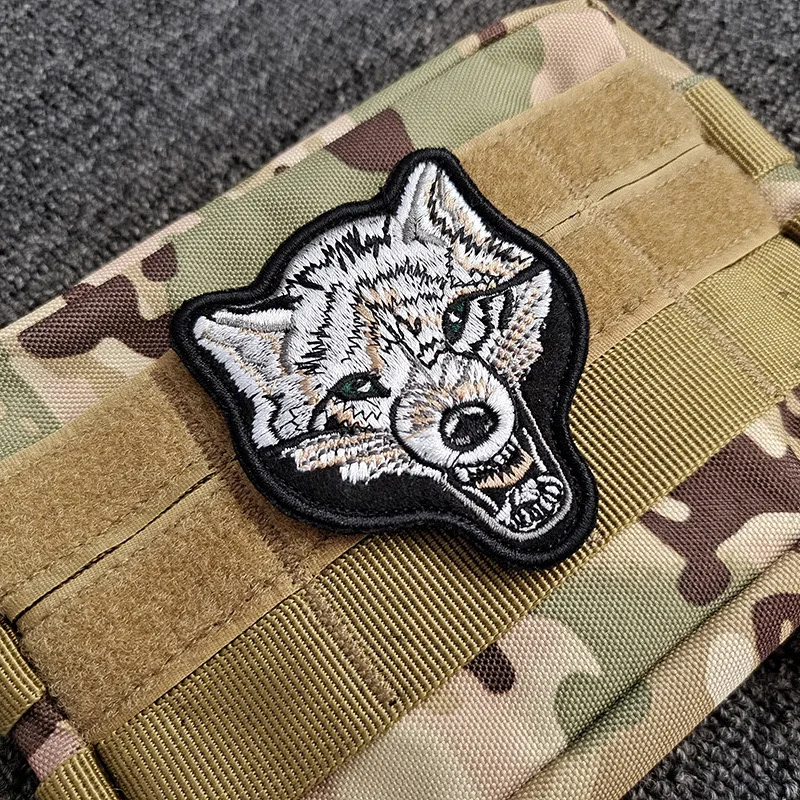 Parche bordado de lobo con detalles