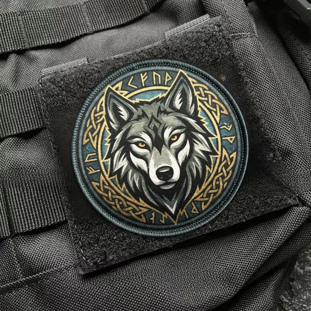 Parche táctico lobo Fenrir con runas vikingas gancho y bucle - imagen 2
