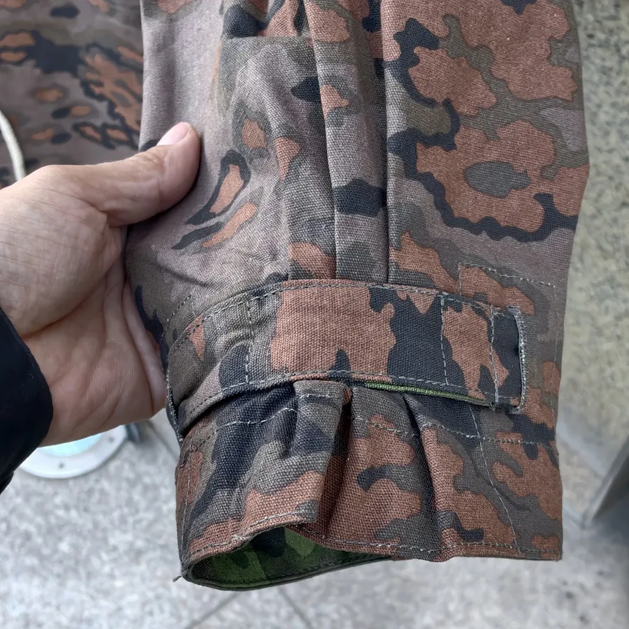 Detalle de la sudadera con patrón camuflaje