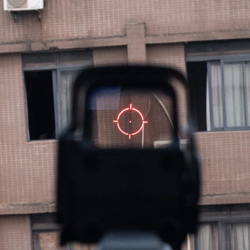 Botones y punto rojo encendido en la mira holográfica EvolutionGear EXPS3