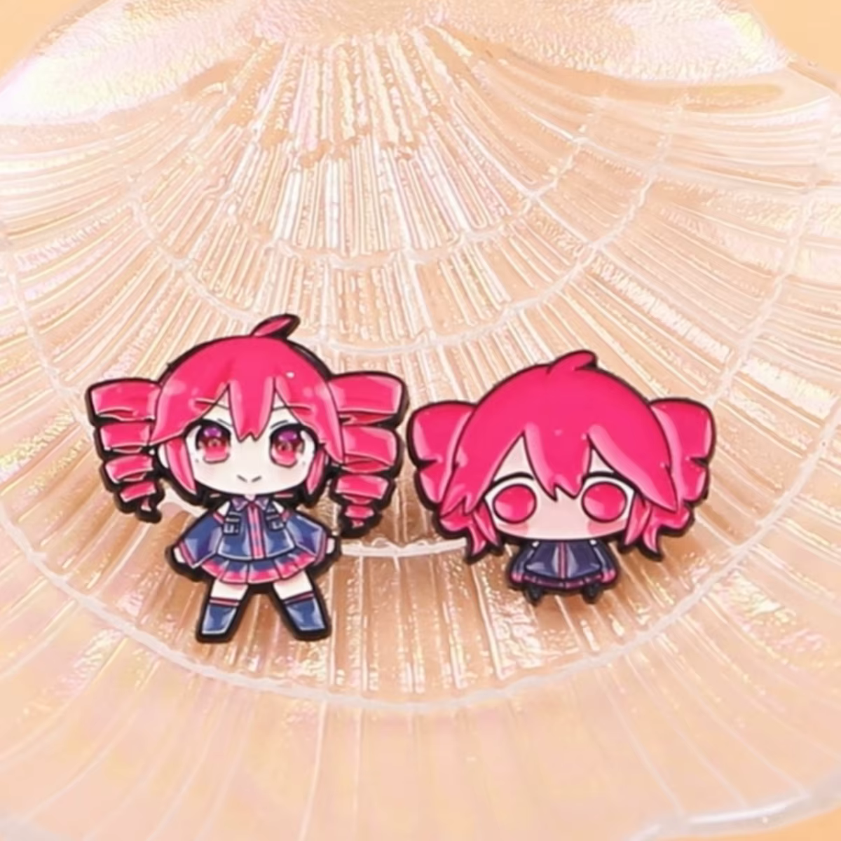 Broches anime esmaltados chica pelo rosa kawaii – cosplay y bolso - imagen 2