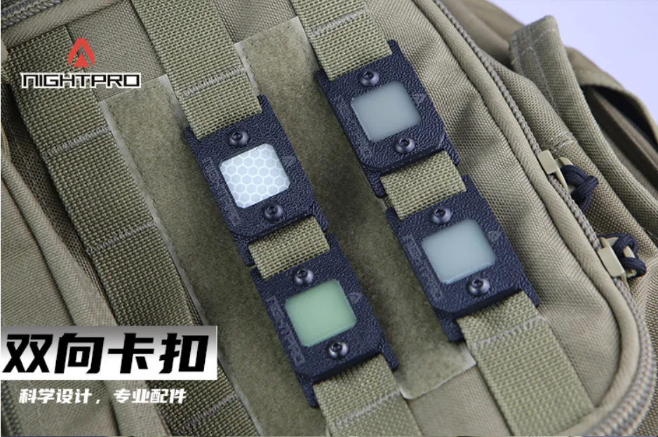 Hebilla reflectante junto a otros accesorios Molle para comparación de tamaño