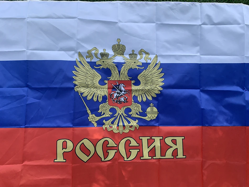 Bandera rusa colgada en mástil