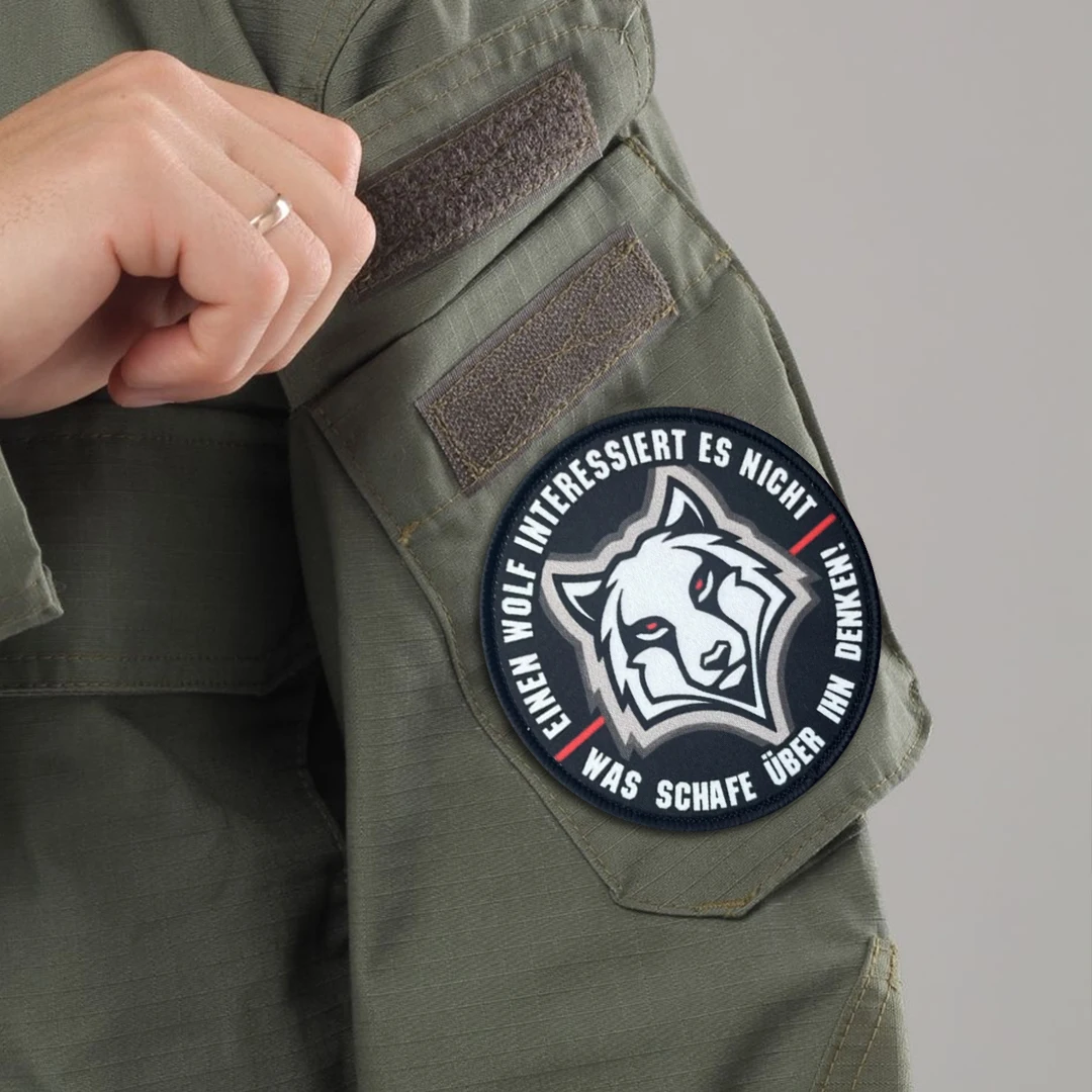 Parche Wolf Morale sobre uniforme militar mostrando detalle del tejido y sistema de velcro