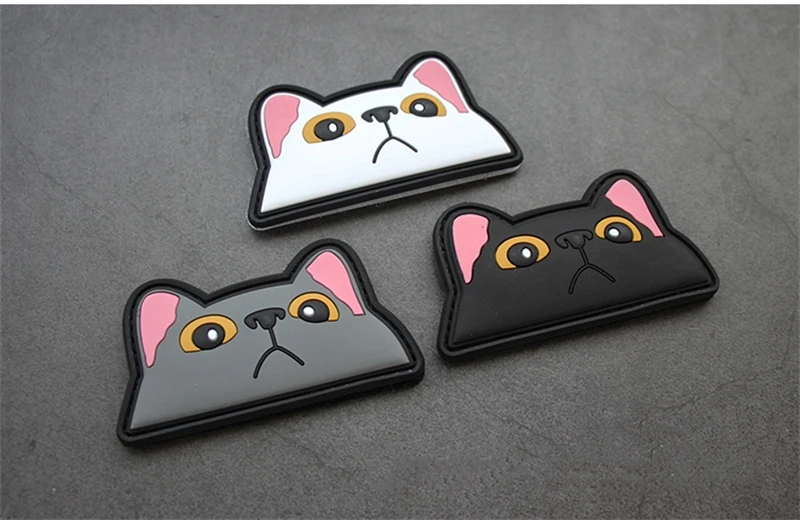 Detalle del parche de gato en tonos negro, blanco y gris