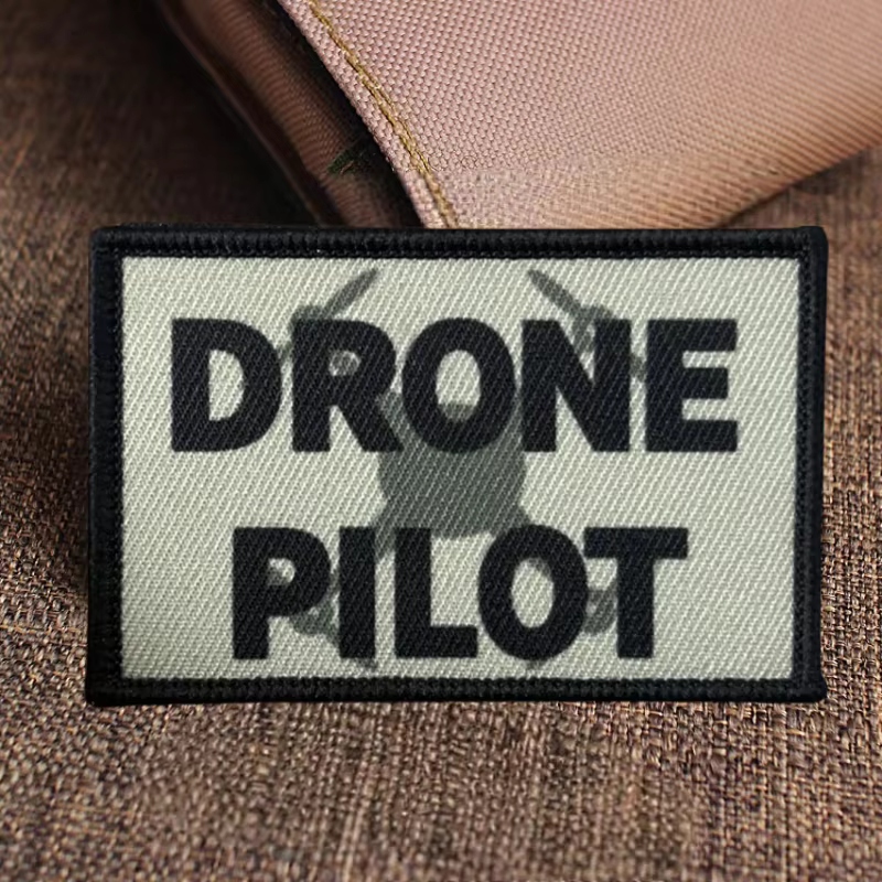 El parche colocado sobre un tejido de bucle, mostrando cómo se adhiere