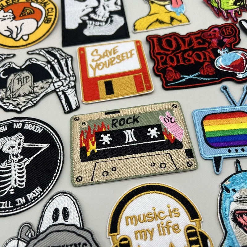 Detalle del parche bordado de calavera Punk
