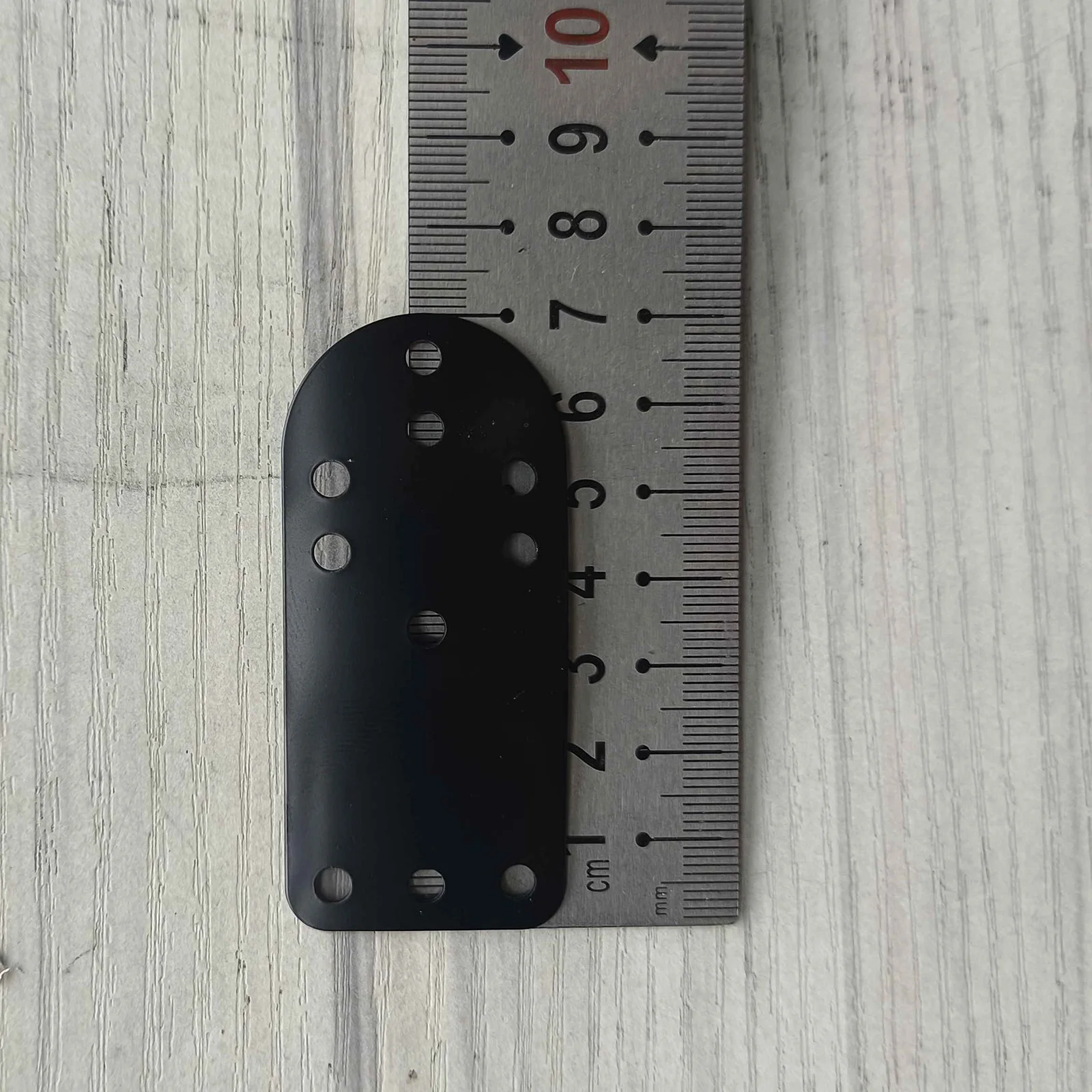 Placa de armadura táctica mostrando su superficie y bordes