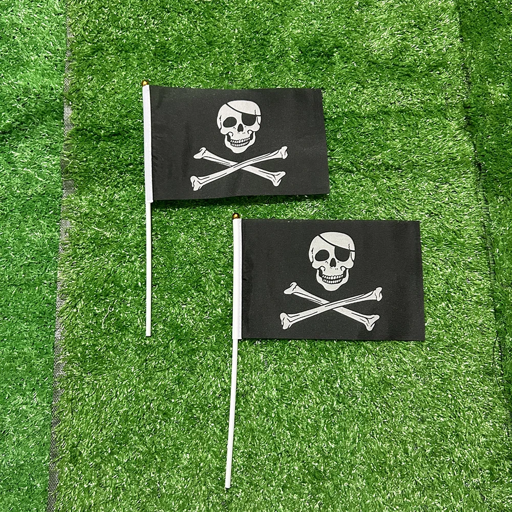 Detalle de la calavera y huesos cruzados en la bandera