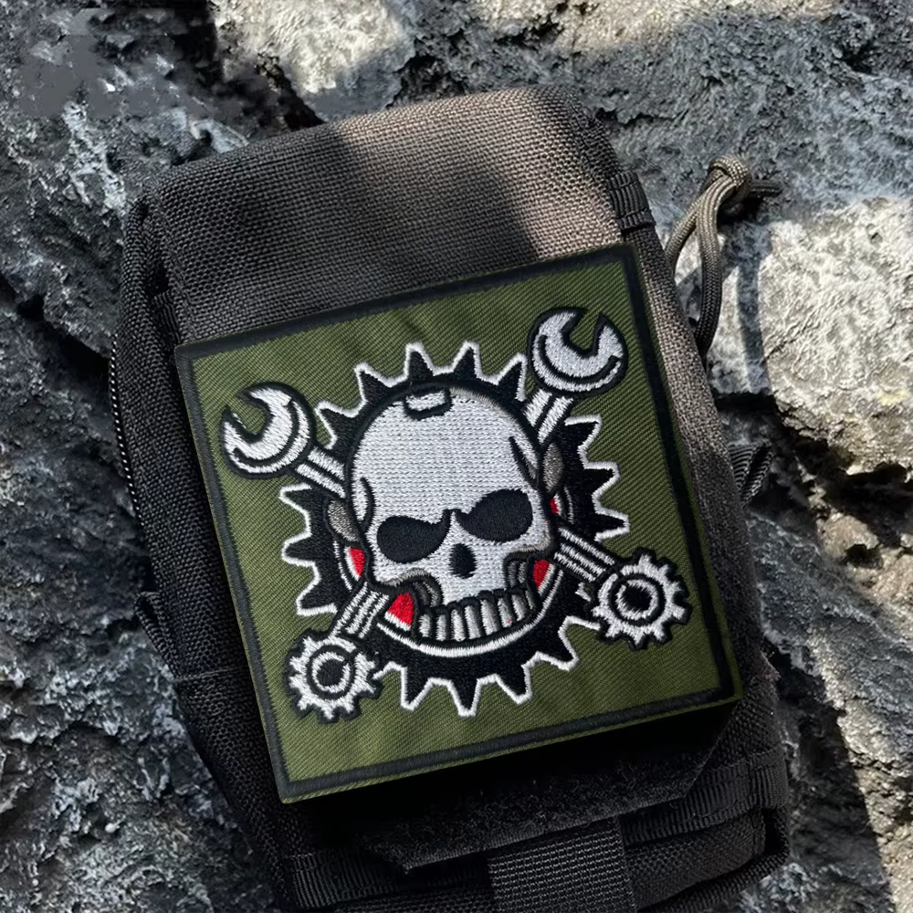 Parche bordado con diseño mecánico, listo para colocar