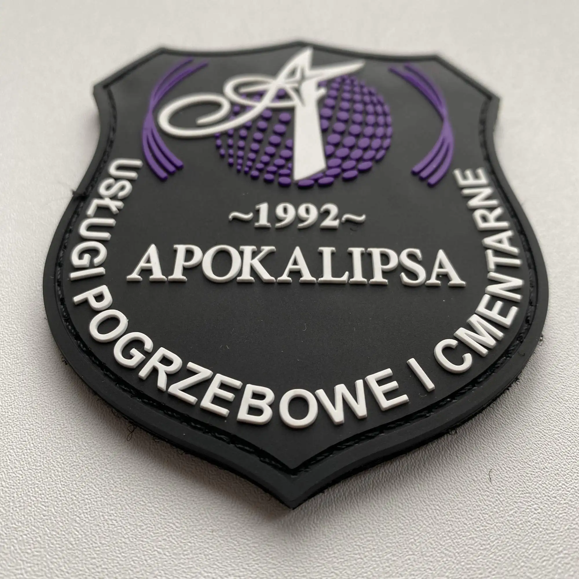 Insignias adhesivas de silicona suave con relieve personalizado – Gorras y prendas - imagen 5