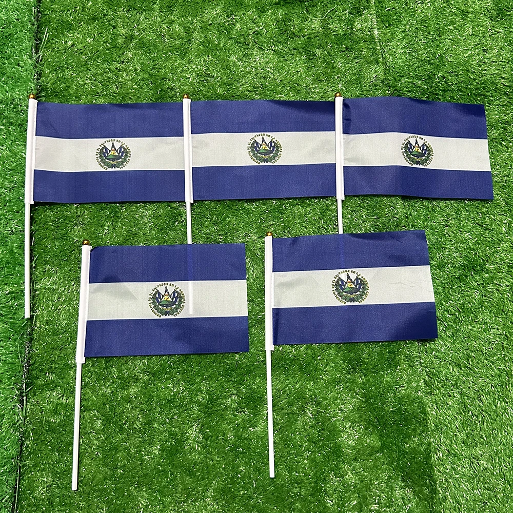 Bandera de mano de El Salvador con asta de plástico