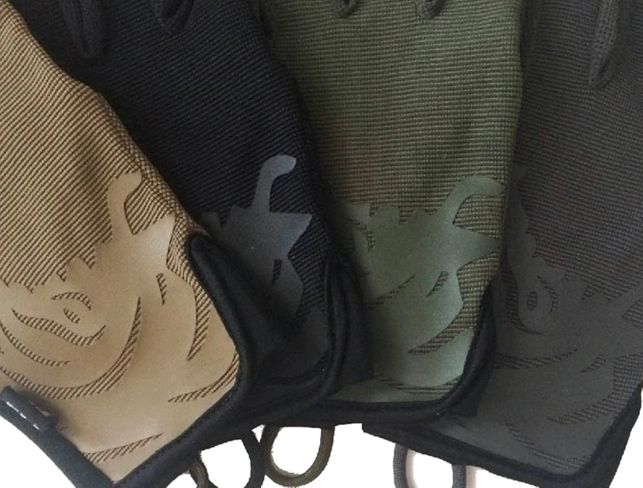 Detalle de los guantes para uso táctico