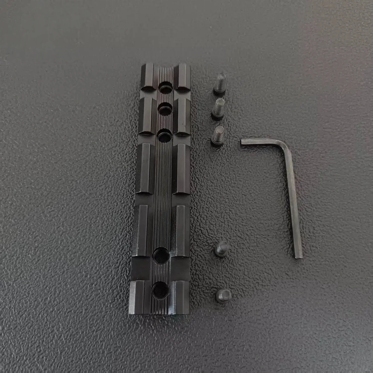 Montura táctica con base y orificios de anclaje