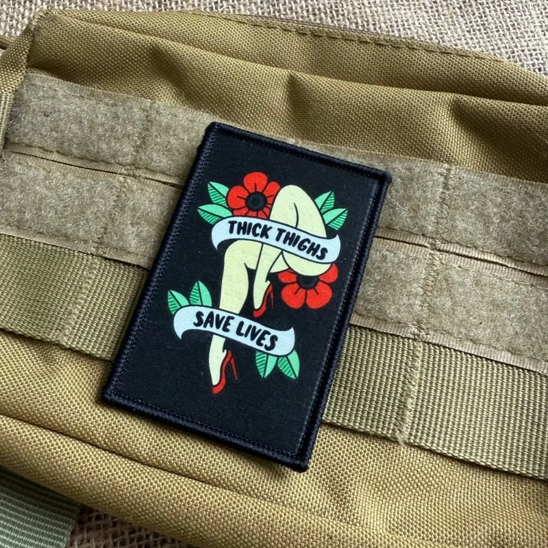 Parche táctico Muslos Gruesos Salvan Vidas retro floral – Para chaleco y mochila - imagen 5