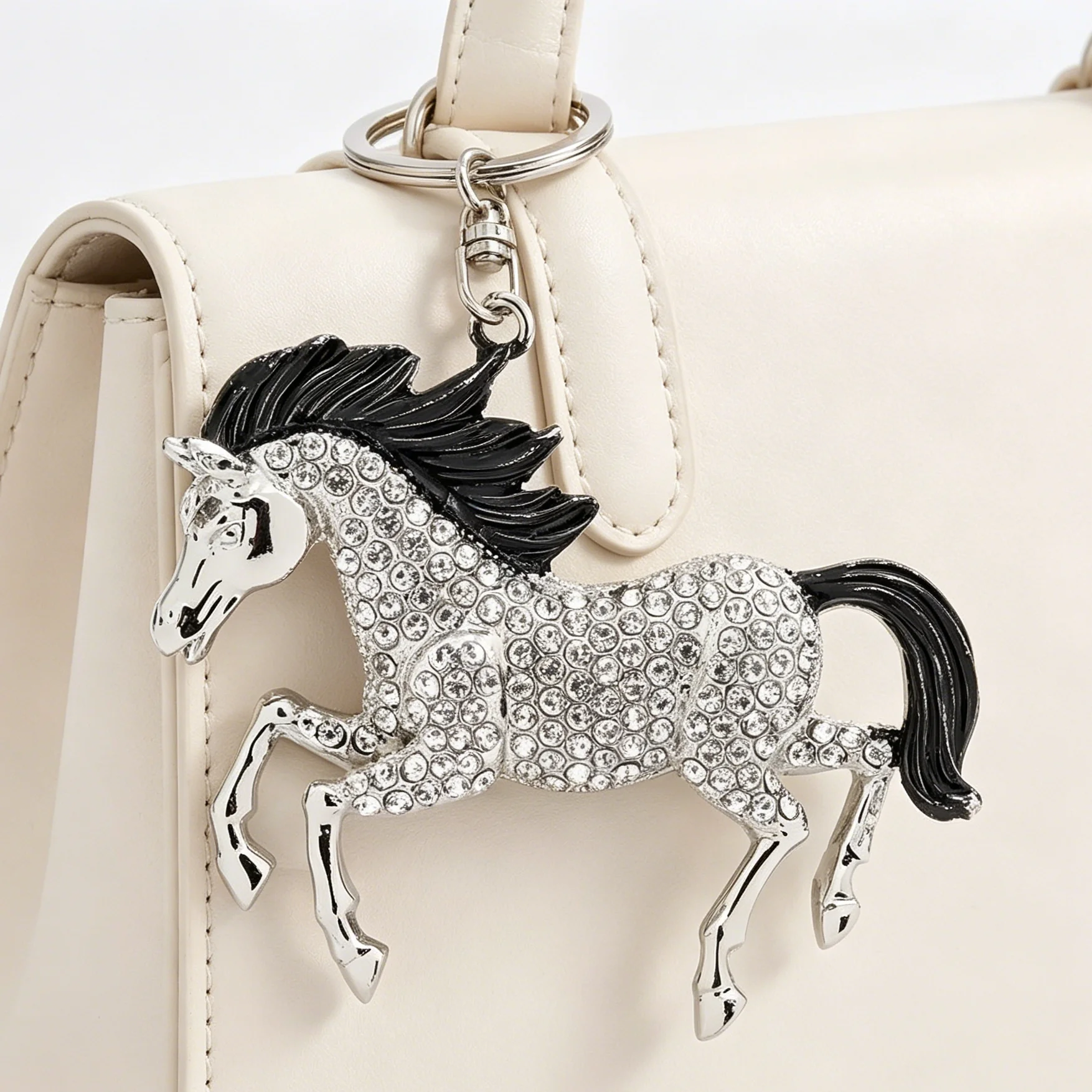 Llavero caballo corriendo con pedrería brillante y colgante metálico