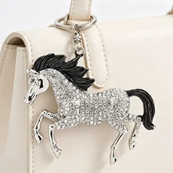 Llavero caballo corriendo con pedrería brillante y colgante metálico
