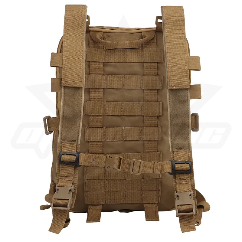 Detalle del sistema MOLLE en la parte frontal con bolsas acopladas