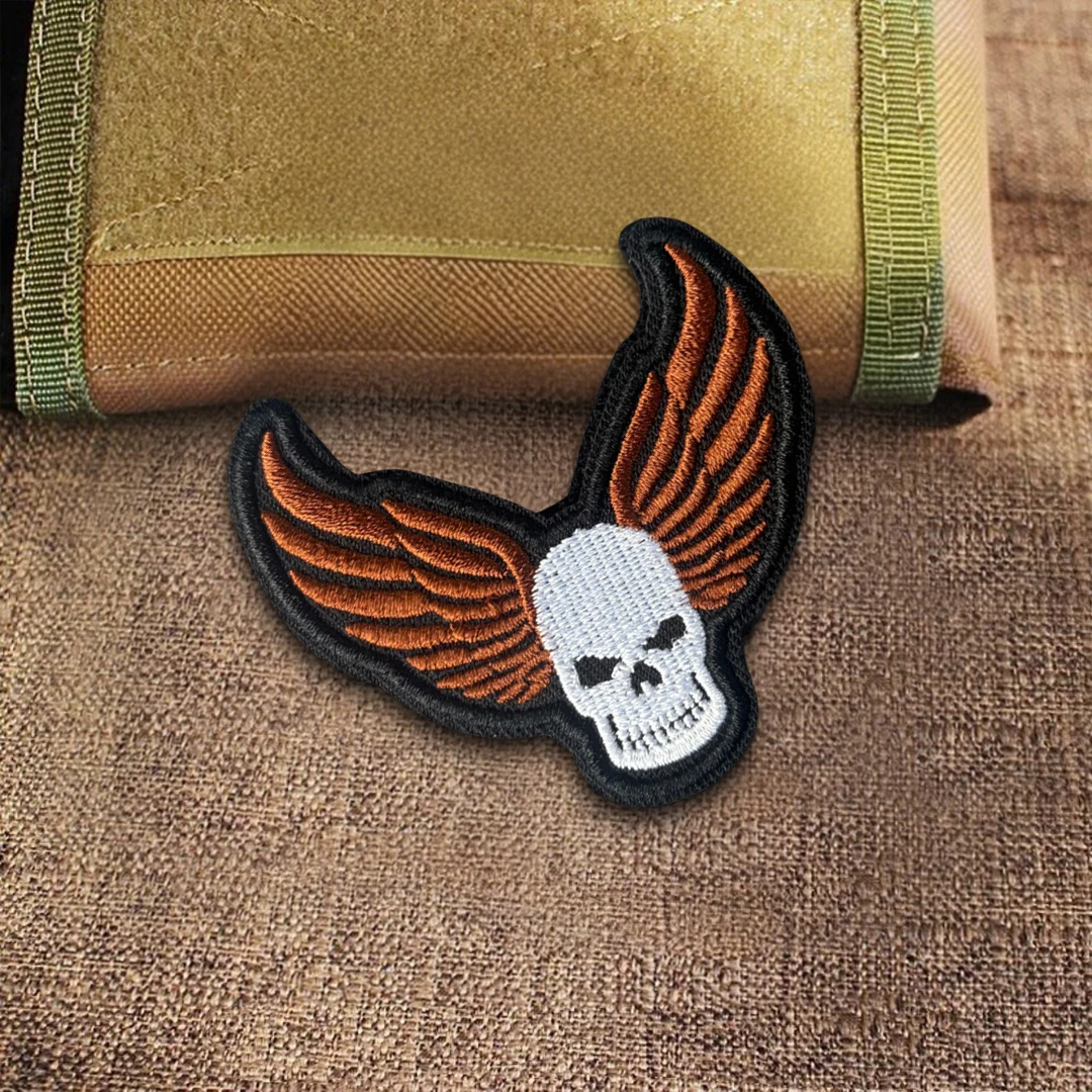 Parche bordado calavera alada vintage estilo motero – Velcro - imagen 4