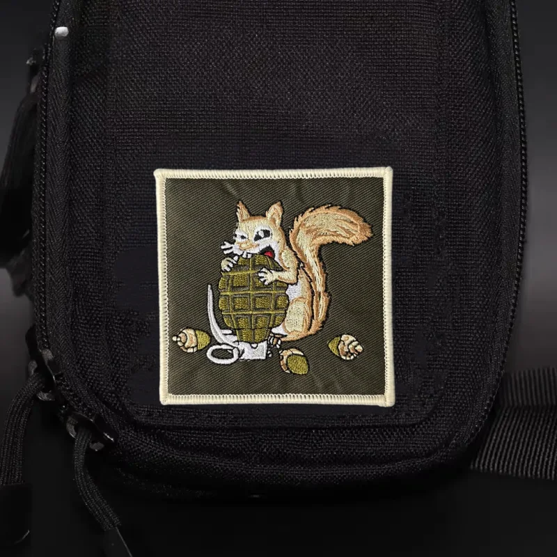 Parche táctico bordado con velcro – Insignia moral para mochila - imagen 2