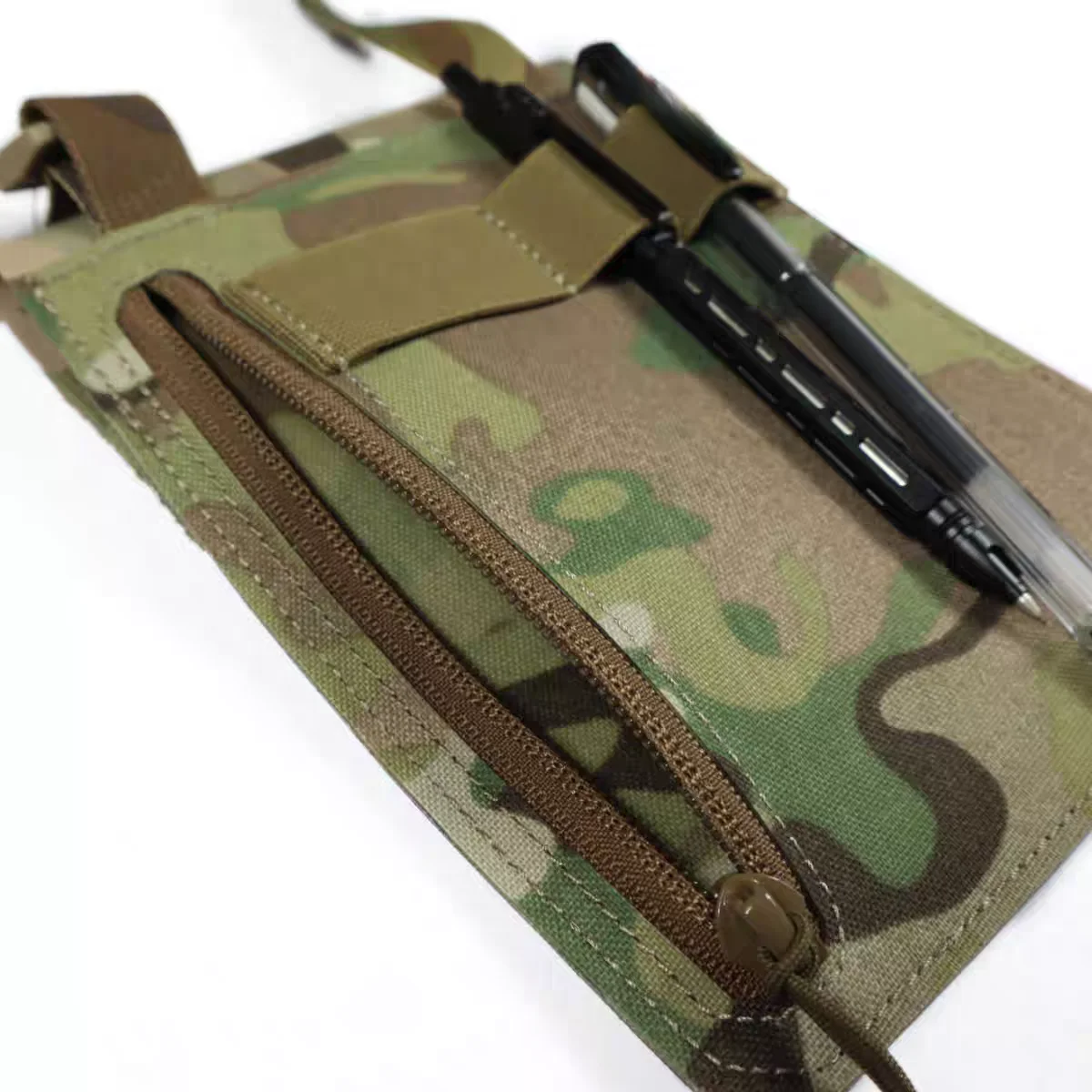 Porta credenciales táctico con tarjetero y cordón al cuello