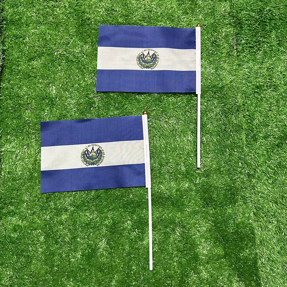 Bandera de mano El Salvador con asta de plástico para desfile