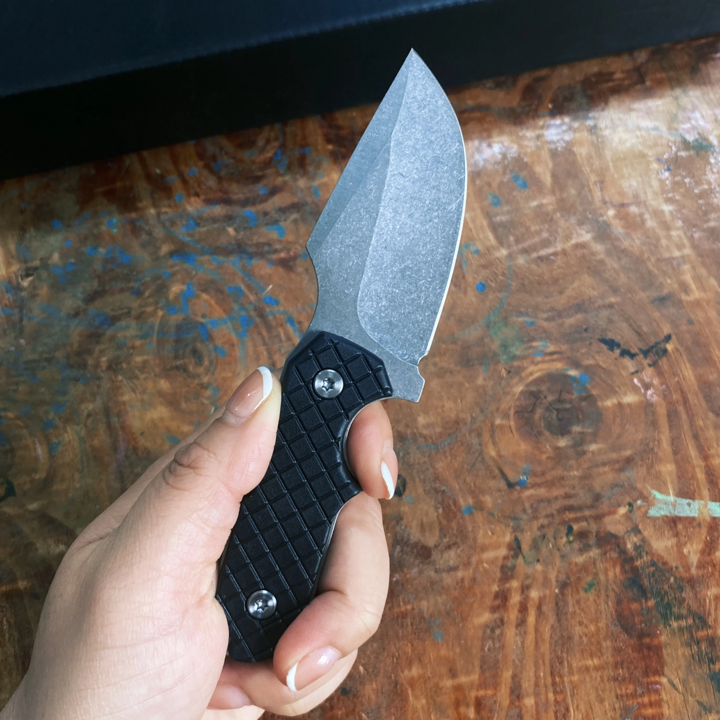 Cuchillo junto a piedra de afilar
