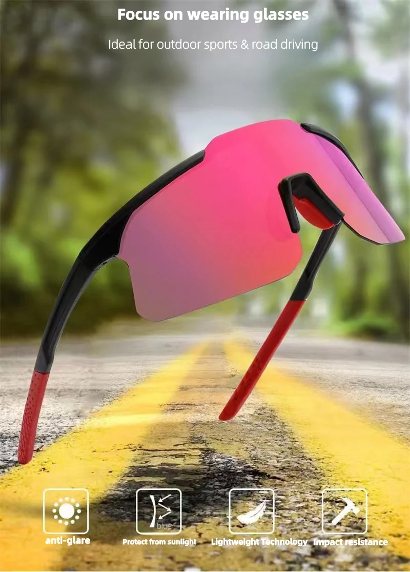 Gafas en uso sobre casco de motocross