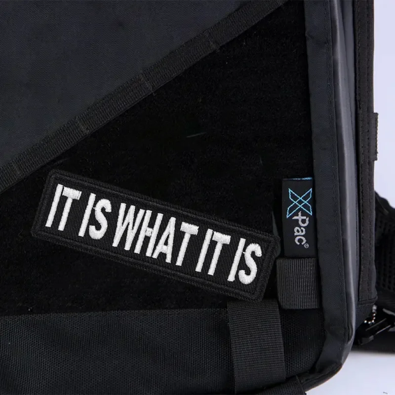 Parche IT IS WHAT IT IS en diferentes contextos de uso