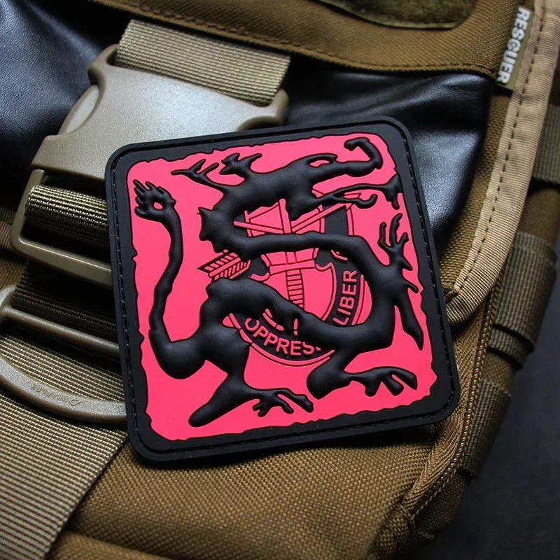 Ronin Parche táctico dragón negro PVC con velcro para mochila militar - imagen 4
