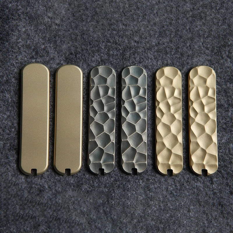 Parches de latón para Victorinox en perspectiva