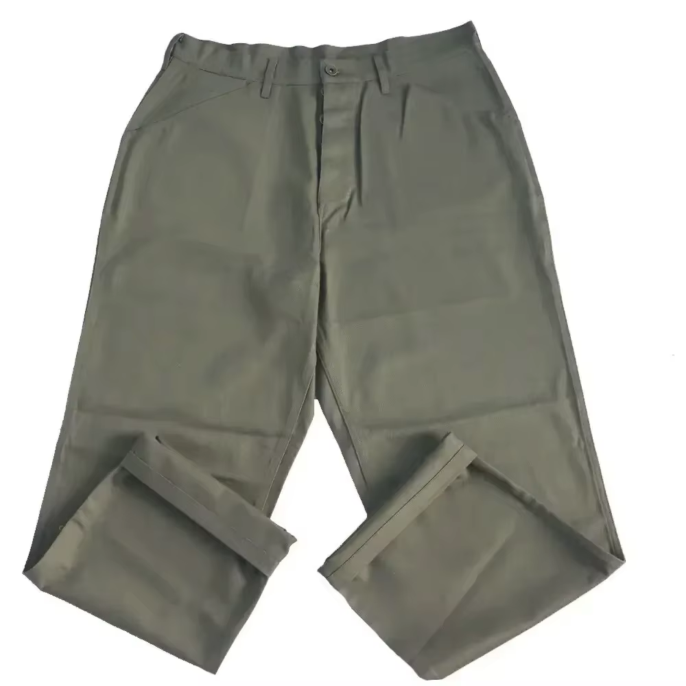 Pantalones cargo verde militar inspirados en la Segunda Guerra Mundial
