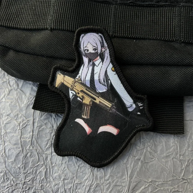 Parche de anime con diseño femenino y sistema de gancho y bucle