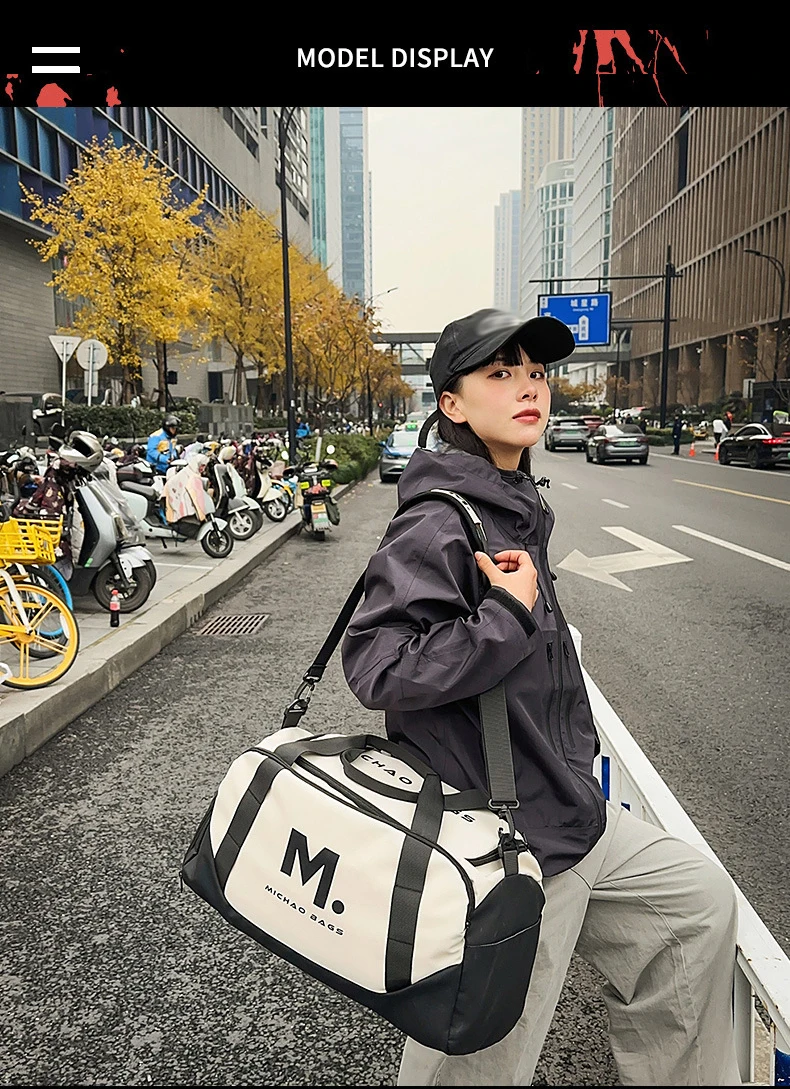 Muestra de la bolsa en tono beige sobre fondo natural, indicando uso al aire libre