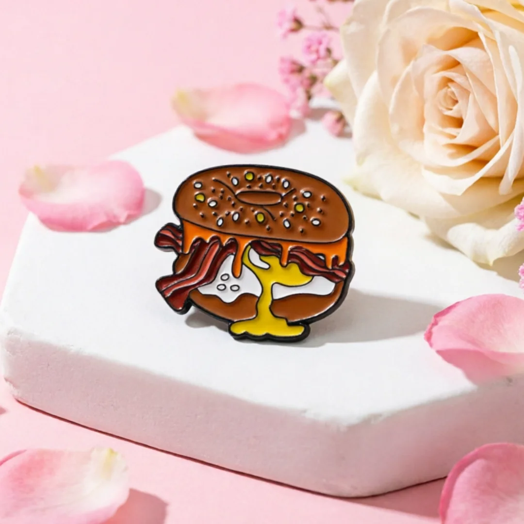 Broche esmaltado kawaii bagel de desayuno con huevo y beicon - imagen 4