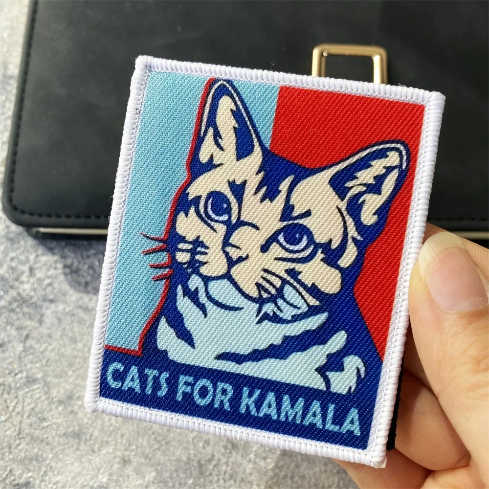 Vista frontal del parche con diseño de gato