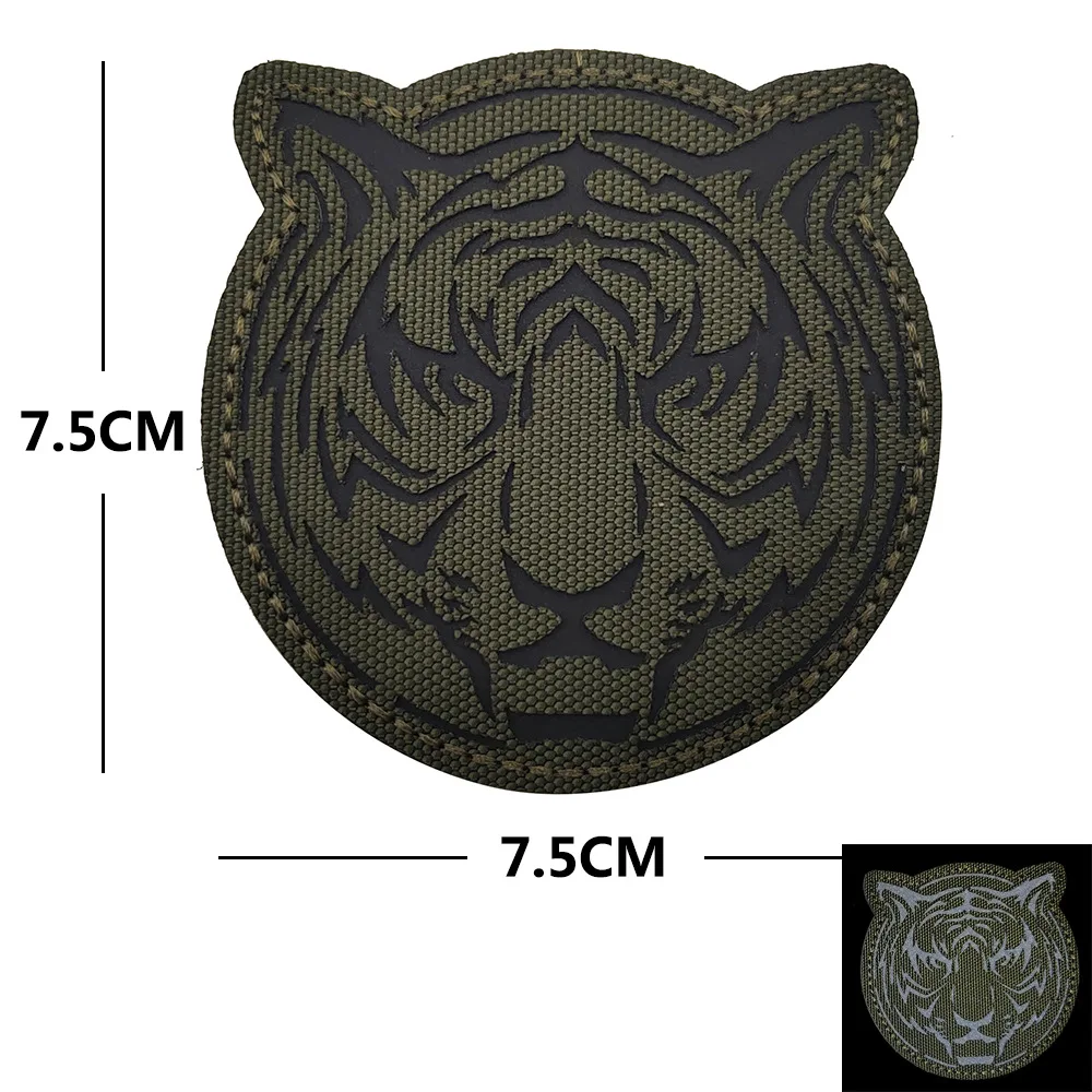Emblema de lobo y diseño reflectante